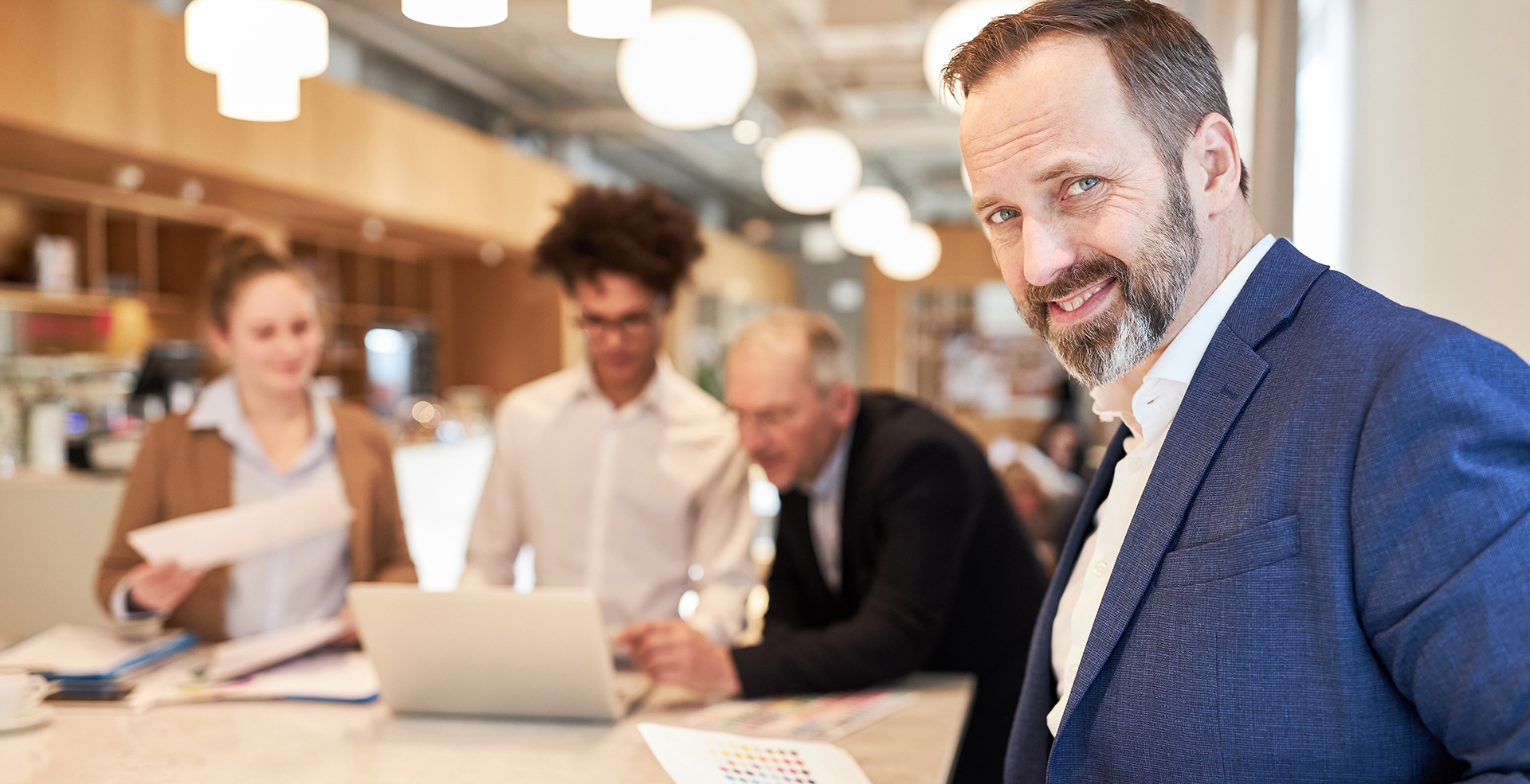 Selbstbewusster Business Mann als Chef einer Werbeagentur